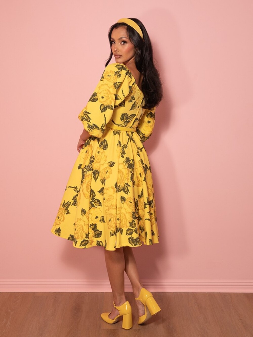 Vacation Dress in Vintage Yellow Roses - Picture 3 of 5